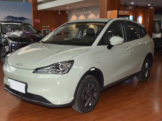 Mano sinistra che conduce il veicolo elettrico dell'automobile elettrica 31.15kwh New Energy di EV