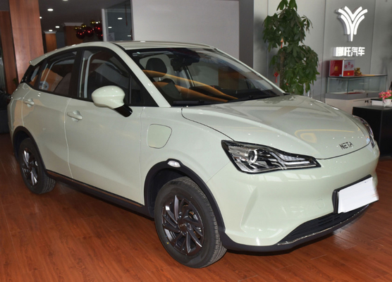 Mano sinistra che conduce il veicolo elettrico dell'automobile elettrica 31.15kwh New Energy di EV