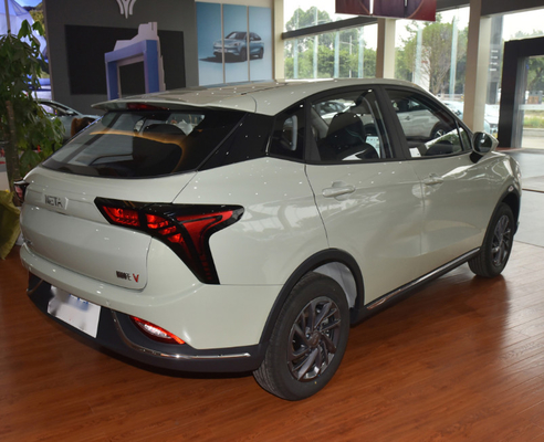 Mano sinistra che conduce il veicolo elettrico dell'automobile elettrica 31.15kwh New Energy di EV